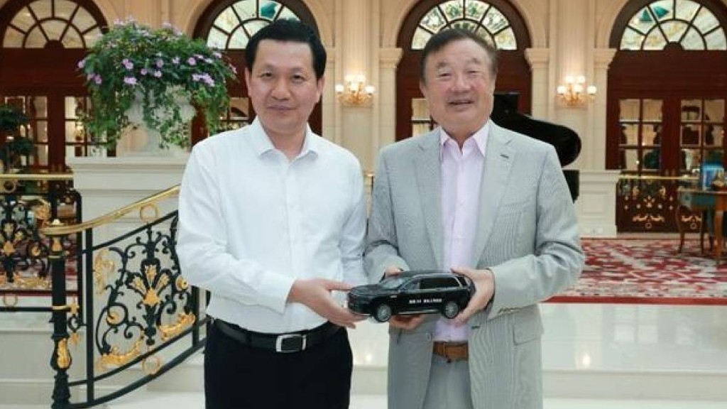 遭謠傳「舉家出逃」的華為任正非（右），22日與東風汽車總經理馮長軍會面。東風汽車