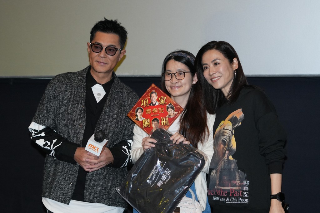  「龍芳CP」與粉絲合照。