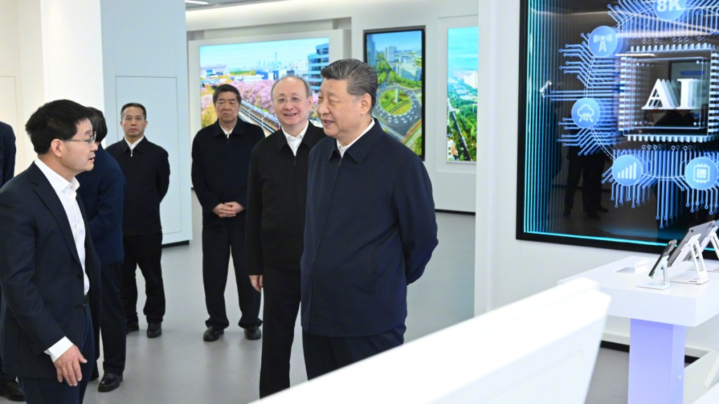 習近平在北京考察科技創新工作。《人民日報》