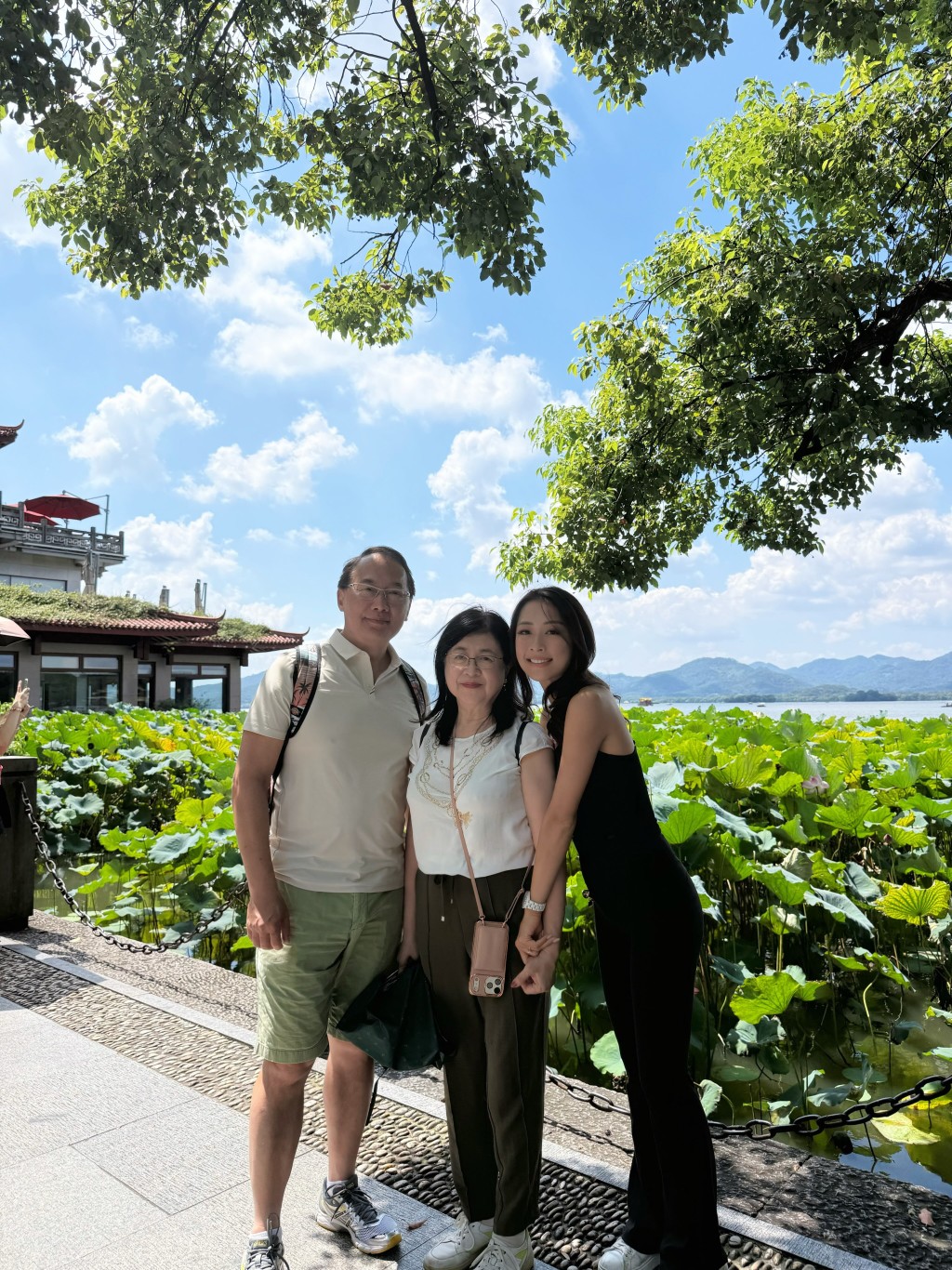 龐卓欣與父母合照,有指其父龐寶林是股評人、基金公司管理董事總經理,身家逾億。 龐卓欣與父母合照,有指其父龐寶林是股評人、基金公司管理董事總經理,身家逾億。