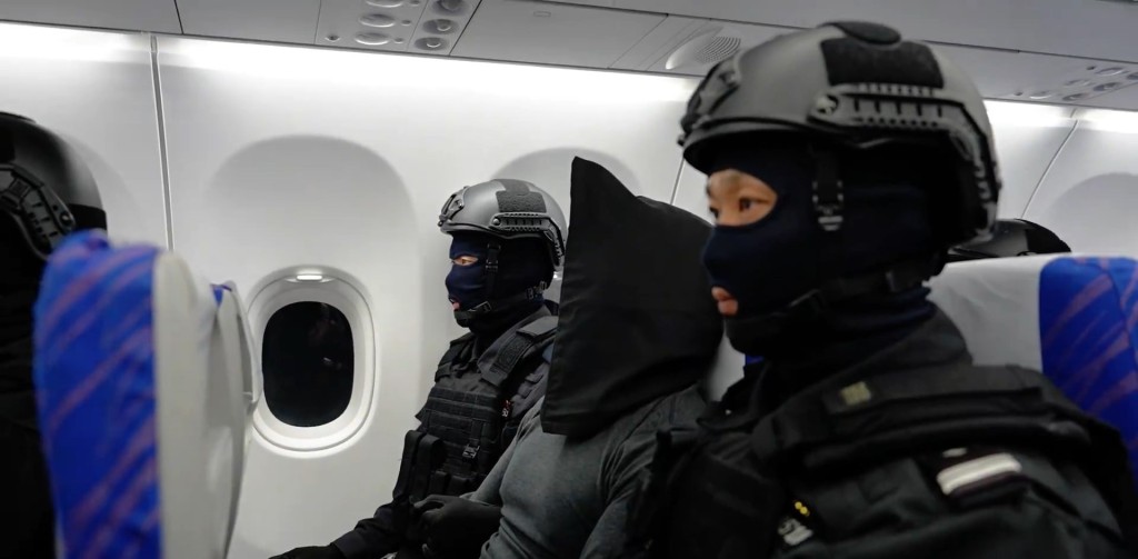 陈志犯罪集团骨干成员李雄被押解回国。《人民日报》 陈志犯罪集团骨干成员李雄被押解回国。《人民日报》