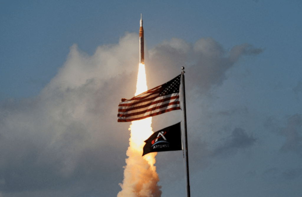 美国太空总署（NASA）载人环绕月球任务“阿提米丝2号”（Artemis II），于美东时间周三（1日）傍晚6时35分（香港时间今日清晨6时35分），在佛罗里达州甘迺迪太空中心成功发射升空。路透社