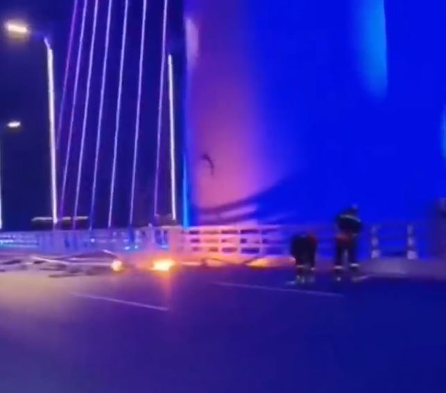  石家庄「网红大桥」通车刚满月，即发生悬索断裂起火。 影片截图