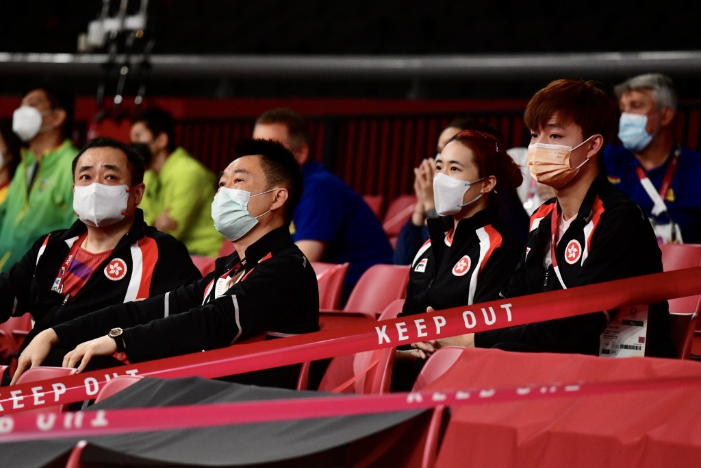 男隊教練劉國棟(左1)總教練陳江華(左2)、朱成竹及吳柏男到場支持隊友。 記者梁柏琛東京直擊