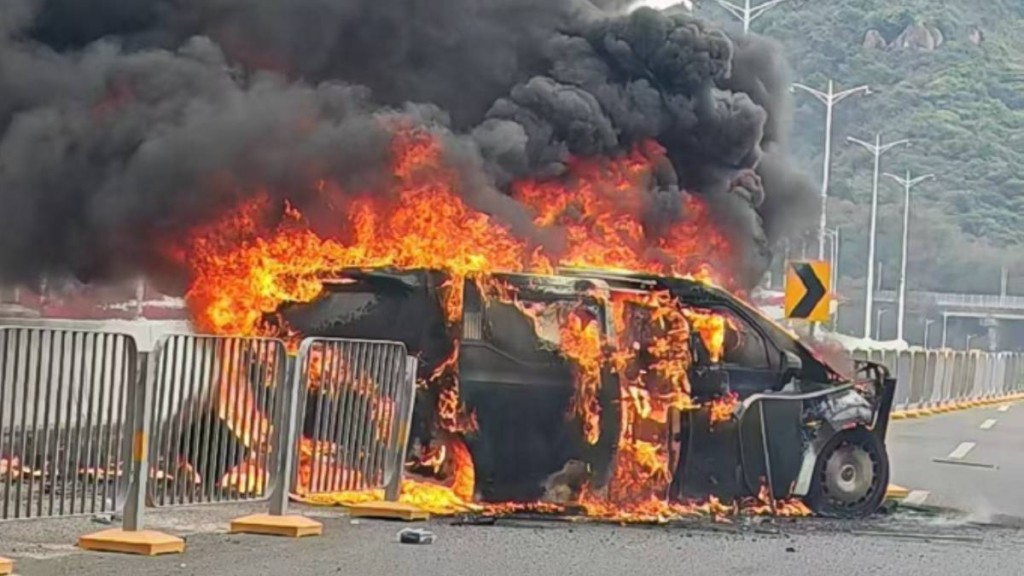 ​​​​​​​極氪七人車深圳撞欄著火燒剩車架。微博