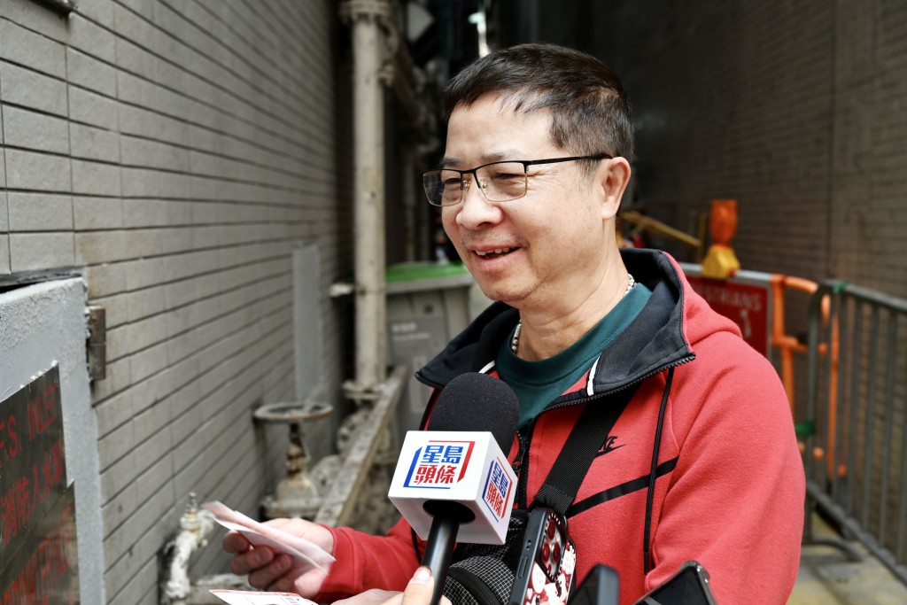 譚先生提早1小時到場排隊。