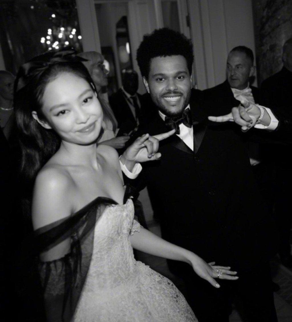 Jennie與The Weeknd玩得好開心。