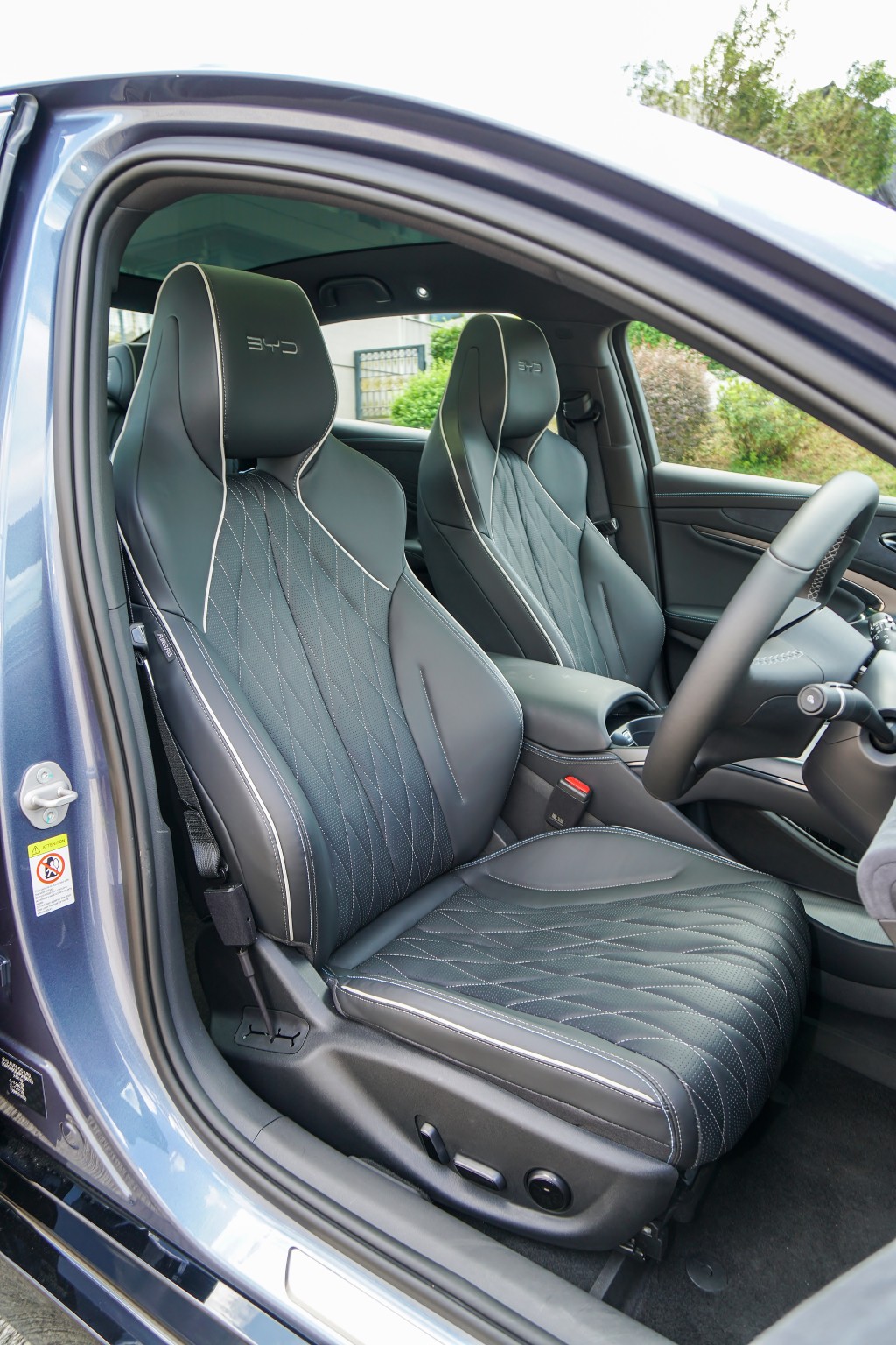 电控真皮前座跑车椅附设冷暖透气功能，驾驶席兼备记忆装置。