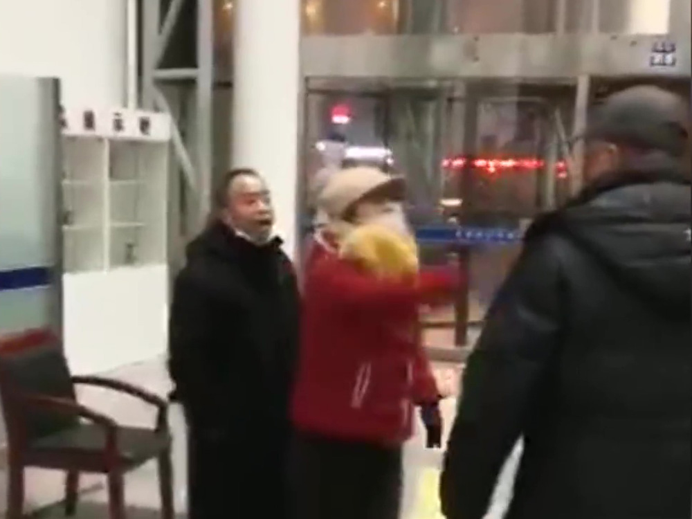 遼寧一男一女乘客拒掃健康碼,爆粗辱罵工作人員。