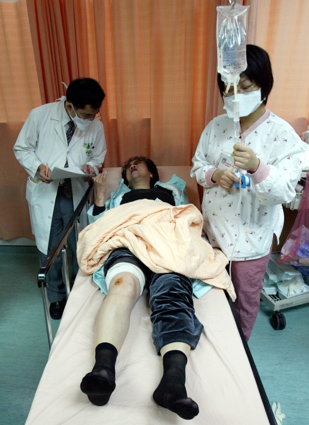 319枪击案发生后，膝部受伤的吕秀莲不停向医生查问伤势。 美联社
