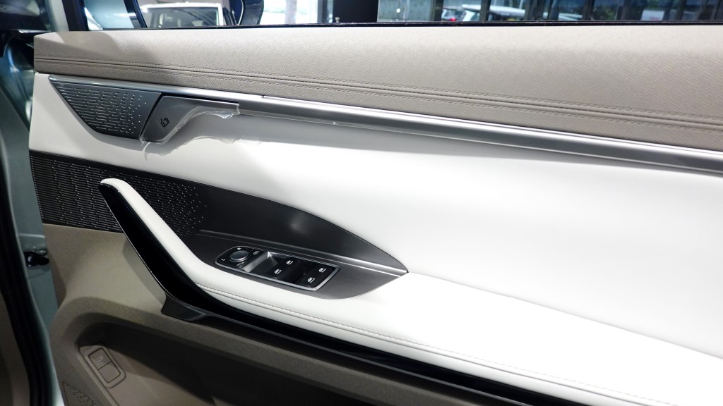 上汽大通Maxus Mifa 7車門懸浮式門壁手柄設計新穎。
