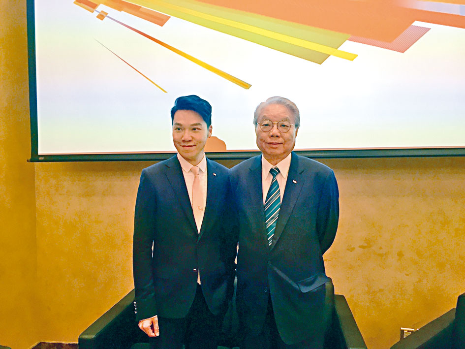 王忠桐表示，兒子王賢誌剛卸任東華主席一職，仍需要三至四年的時間才會接手公司，現為集團執行董事。