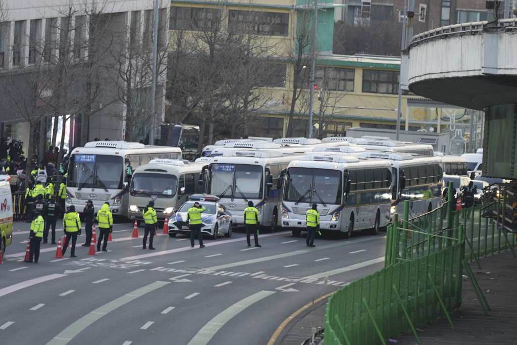 公調處車輛抵達總統官邸門口，被彈劾的韓國總統尹錫悅的支持者舉行集會，反對法院發出拘留尹的逮捕令。 美聯社