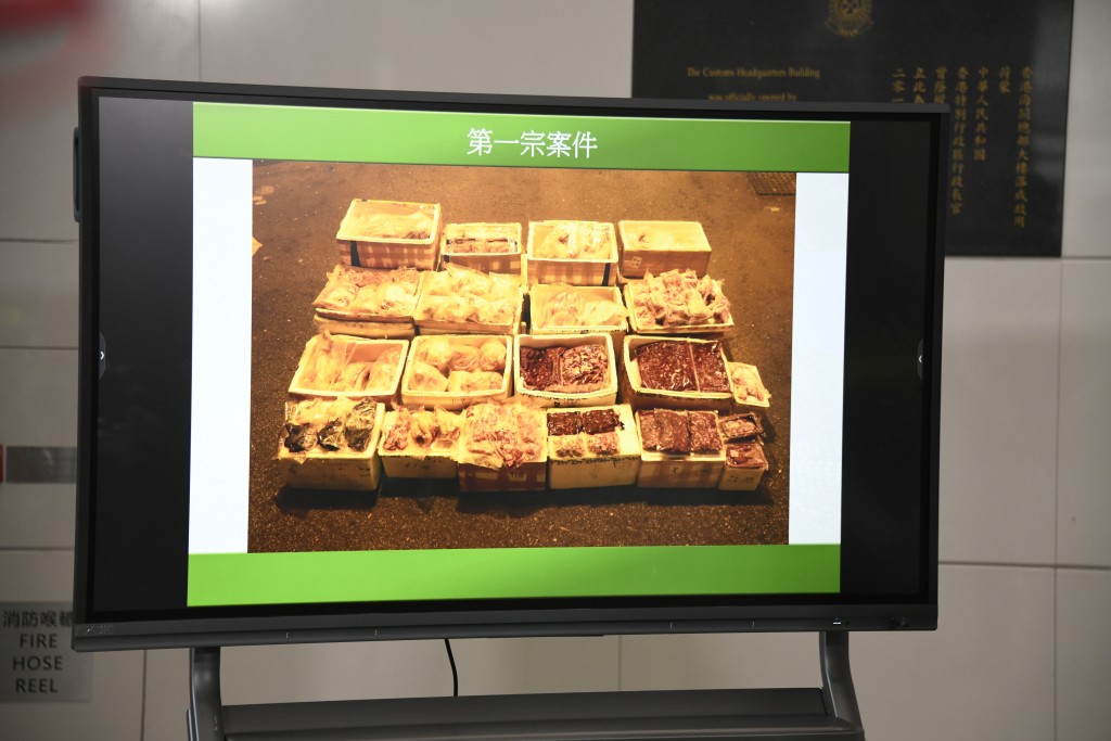 海關兩案中共檢獲1200公斤凍肉。