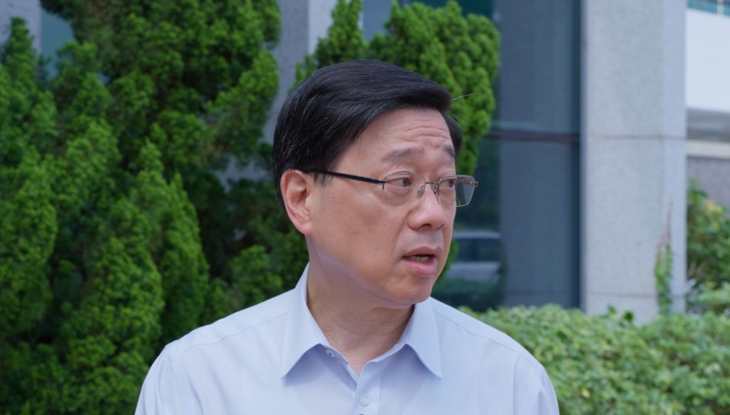 李家超說起上任三周年感受。(特首辦片段截圖) 李家超說起上任三周年感受。(特首辦片段截圖)