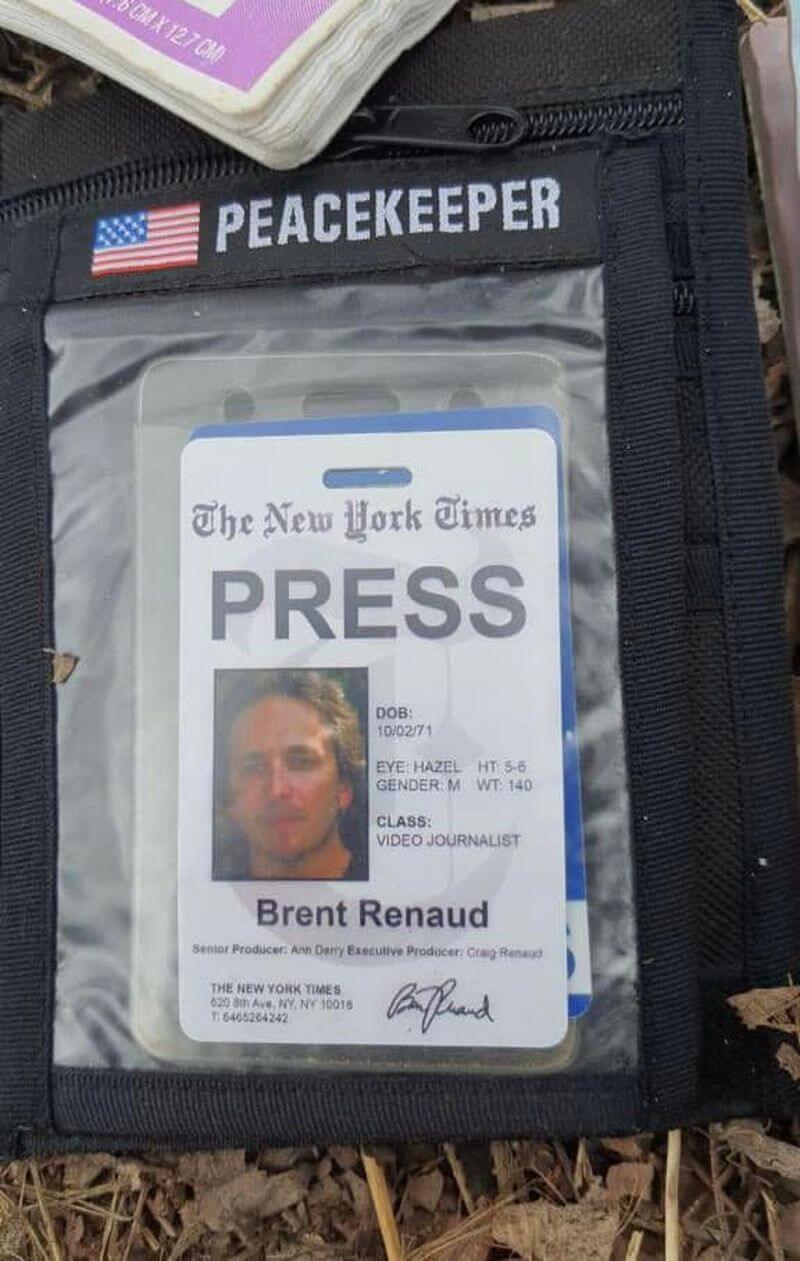 Brent Renaud遇害时，身上带有过往于《纽约时报》工作时的记者证。网图