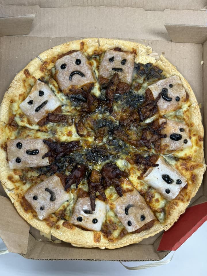 萬聖節限定口味「幽靈腸粉鳳爪比薩」（圖片來源：Facebook@必勝客 Pizza Hut Taiwan）