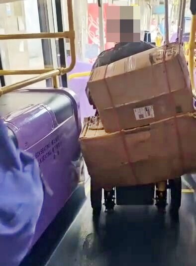 短片一直拍攝至大叔順利落車,電 動輪椅在行人路上行駛的情況。fb「屯門友」截圖 短片一直拍攝至大叔順利落車,電 動輪椅在行人路上行駛的情況。fb「屯門友」截圖