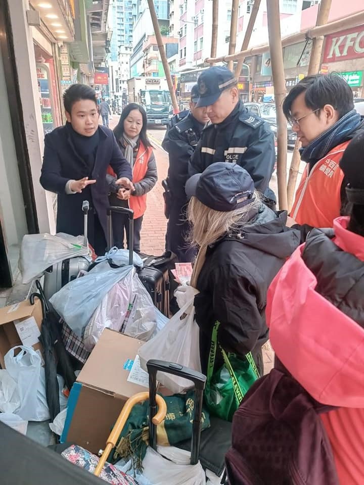 严寒天气袭港期间，杨开永(右一)与另一名中西区区议员刘天正(左一)在街头劝说露宿者入住避寒中心(杨开永提供)。