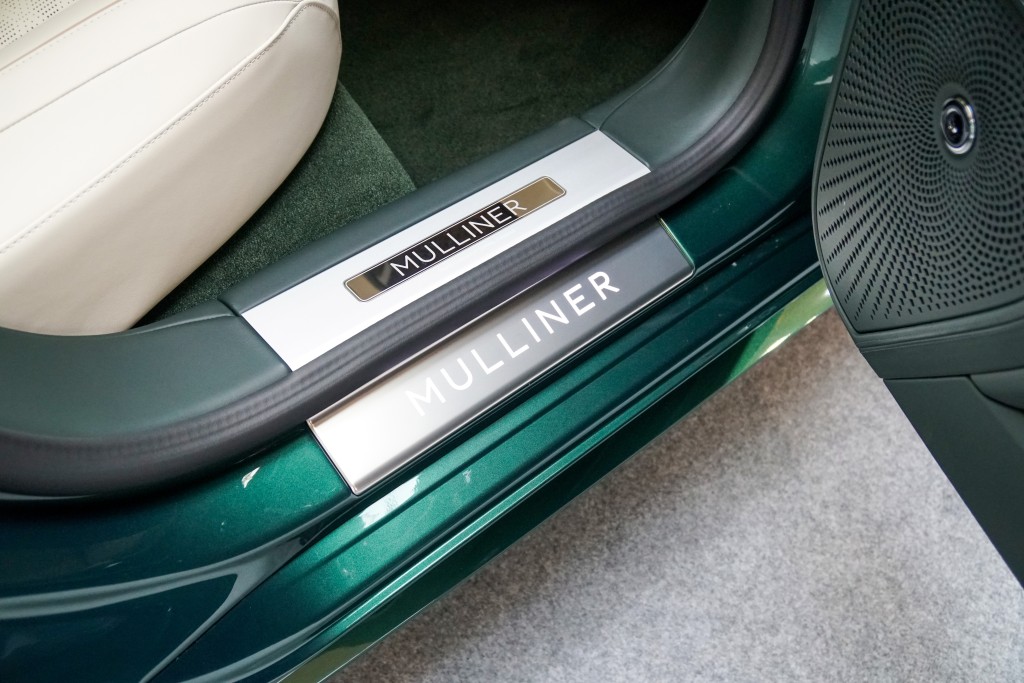 Bentley HK-DCH舉辦The Touch of Mulliner Exhibition:奢華車廂內配Mulliner動畫迎賓燈與金屬門檻。