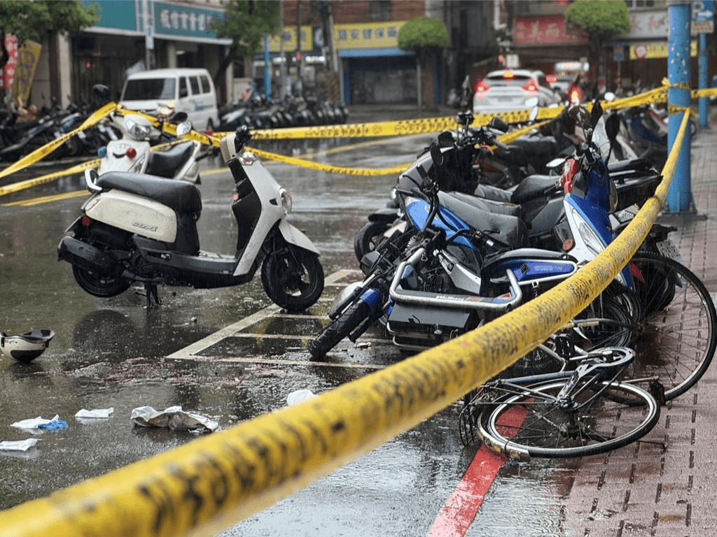 謝男持長刀在路上猛斬42歲張姓妻子、33歲姨仔,兩人當場重傷,送醫後不治。 中時 謝男持長刀在路上猛斬42歲張姓妻子、33歲姨仔,兩人當場重傷,送醫後不治。 中時