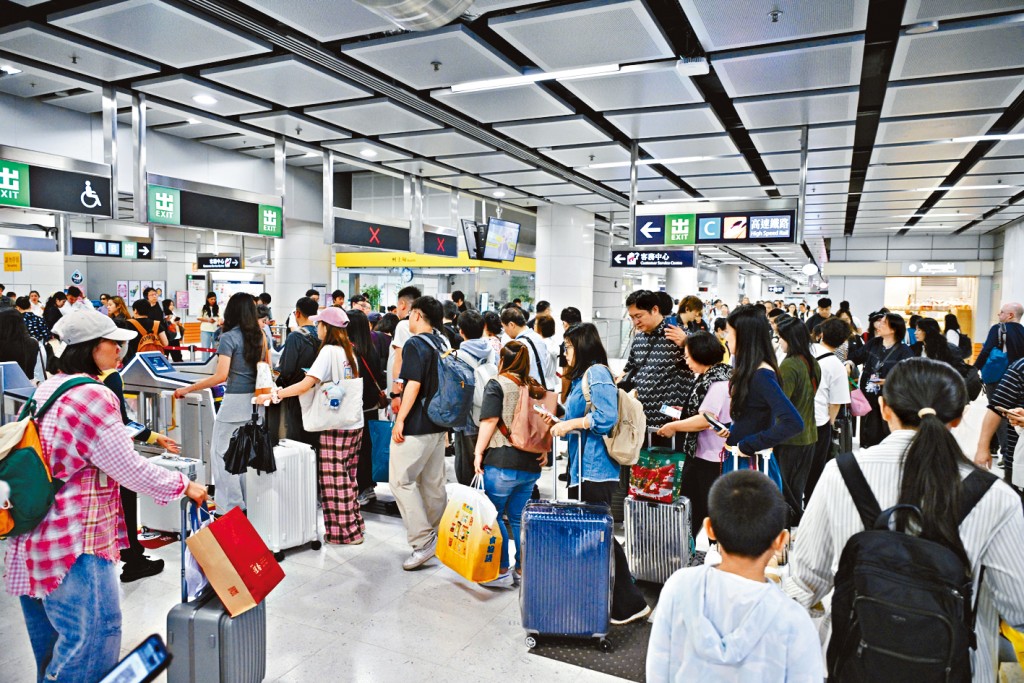 大批內地旅客經西九龍高鐵站返回內地。