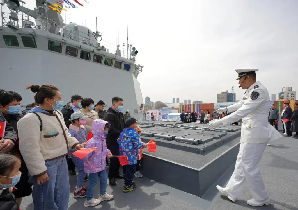 解放軍海軍成立75周年，山東青島舉行軍營軍艦開放參觀活動。小紅書