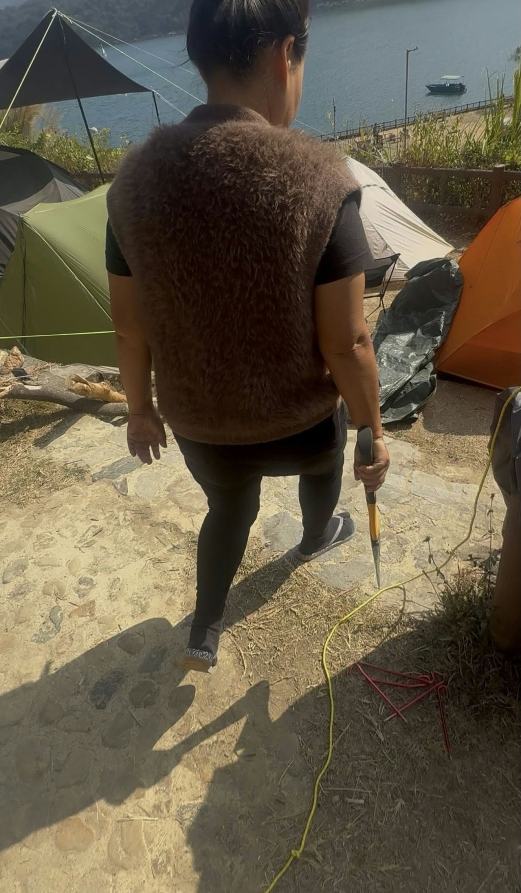 女子手持斧头。网上图片