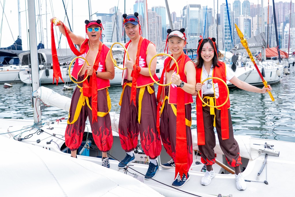 不同的隊伍都打扮成哪吒,在海上追風逐浪。公關圖片 不同的隊伍都打扮成哪吒,在海上追風逐浪。公關圖片