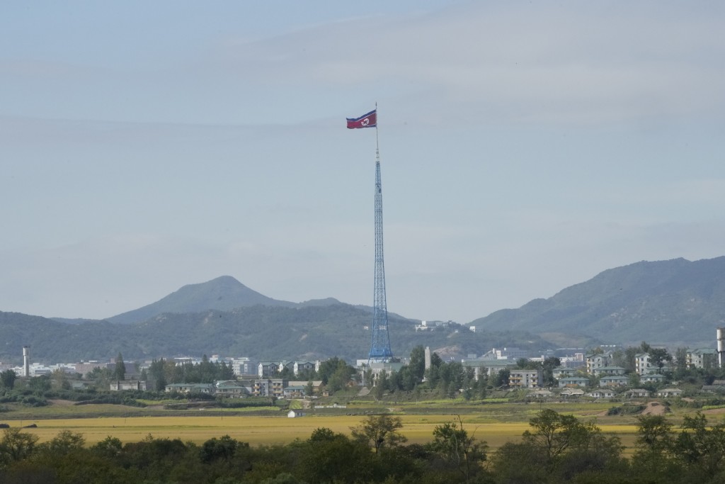 北韩国旗在边境地区飘扬。美联社
