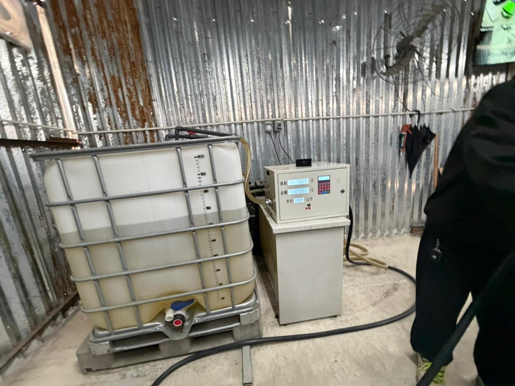 由鐵皮搭建的臨時加油站相當簡陋,只有油缸和油錶等入油設備,缺乏任何防火設置。 由鐵皮搭建的臨時加油站相當簡陋,只有油缸和油錶等入油設備,缺乏任何防火設置。