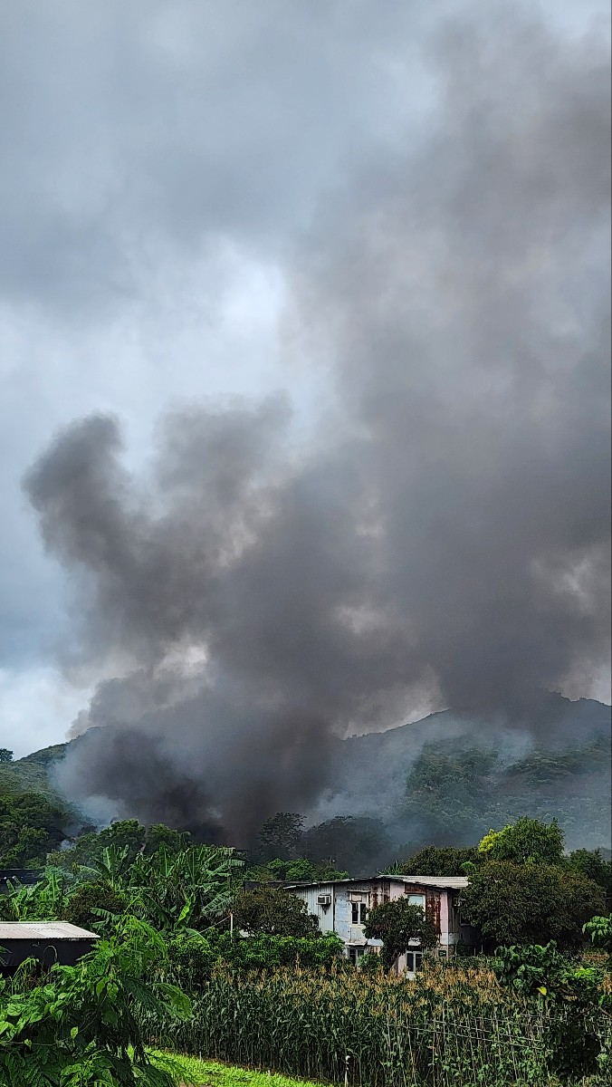 現場黑煙沖天。黃文威攝 現場黑煙沖天。黃文威攝