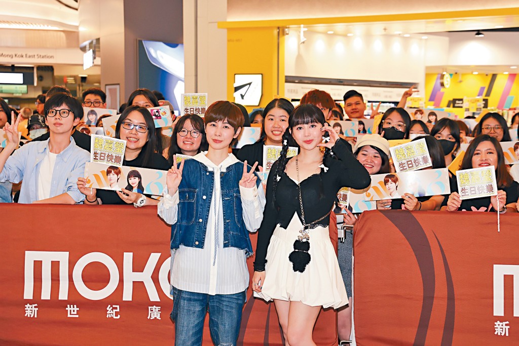 台灣唱作女歌手小魏（左)和琳誼前晚在旺角舉行新歌搶聽會。