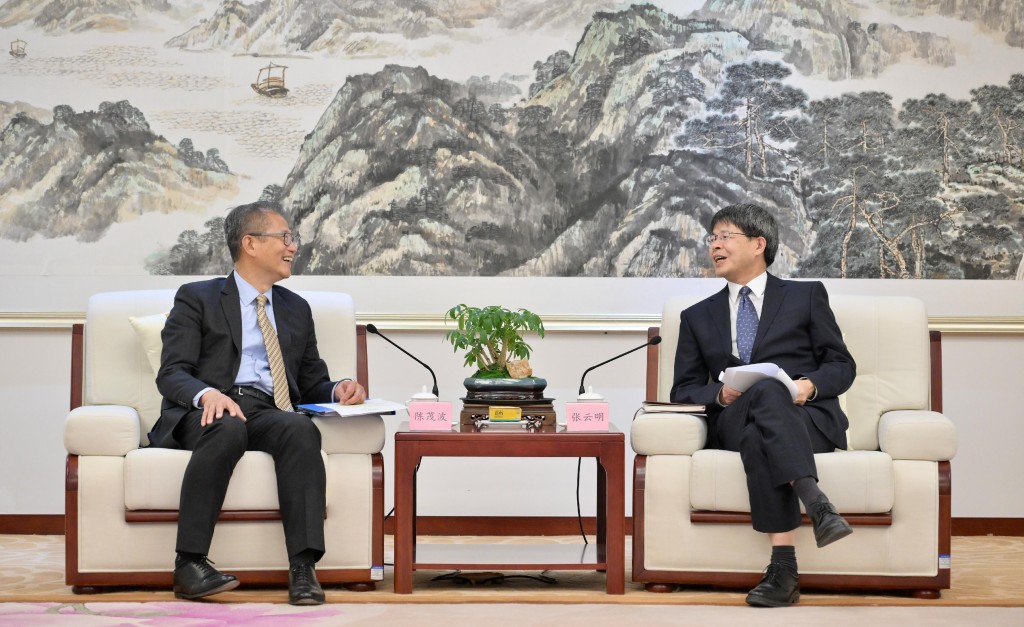陳茂波（左）與工業和信息化部副部長張雲明（右）會面，就數字經濟、新型工業化、信息產業發展等議題進行了交流。政府新聞處