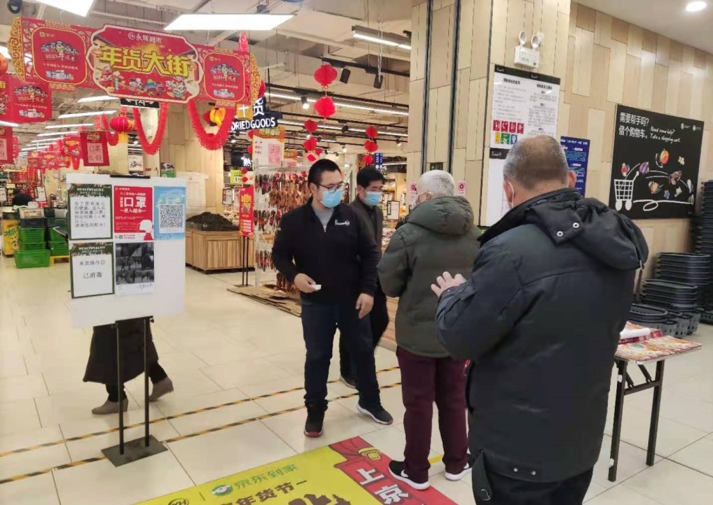 石家莊民眾趕忙到超市購買糧食日用品。網上圖片