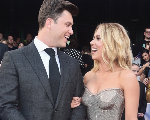 施嘉莉祖安遜與男友Colin Jost訂婚。網圖