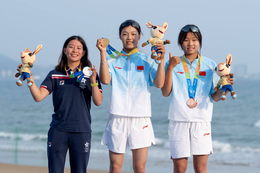 滑浪风帆女子水翼帆板银牌得主袁静雪（左）。照片由港协暨奥委会提供