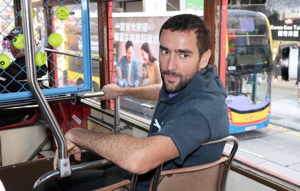 施历跟家人一齐到香港。徐嘉华摄