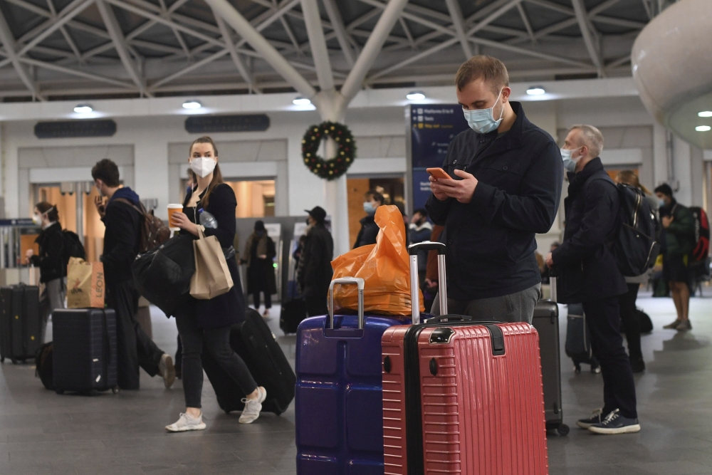 乘客在等候離開倫敦的列車。ap圖