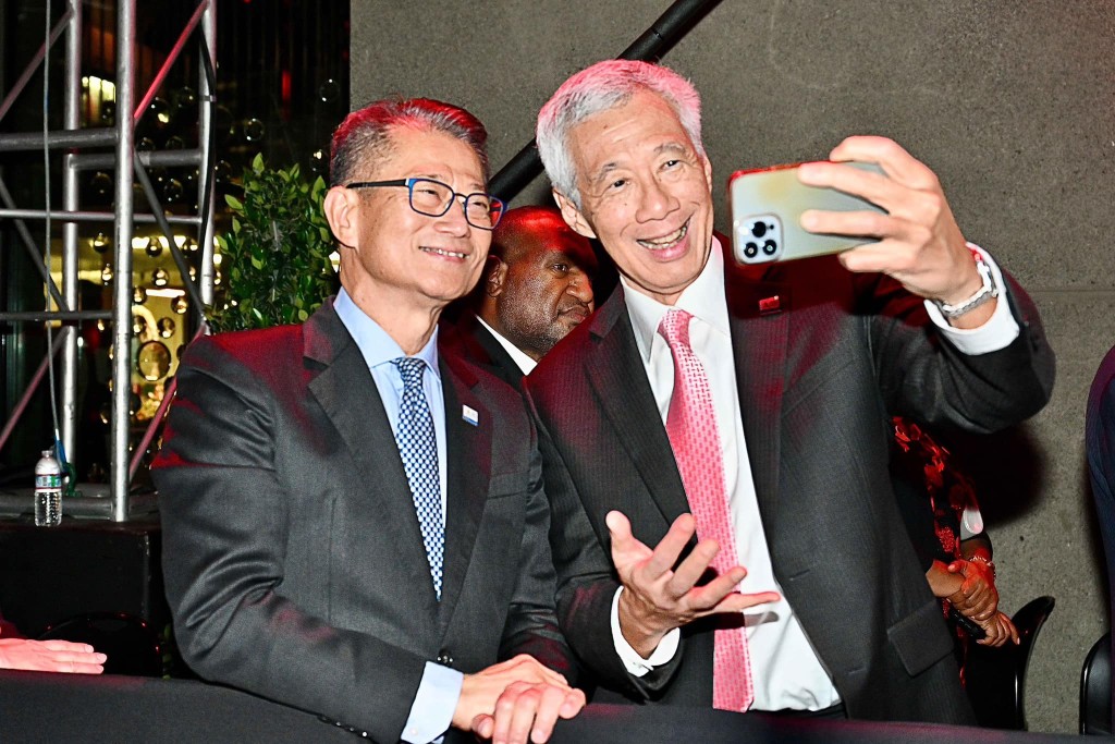 陳茂波與新加坡總理李顯龍合照。陳茂波FB圖片