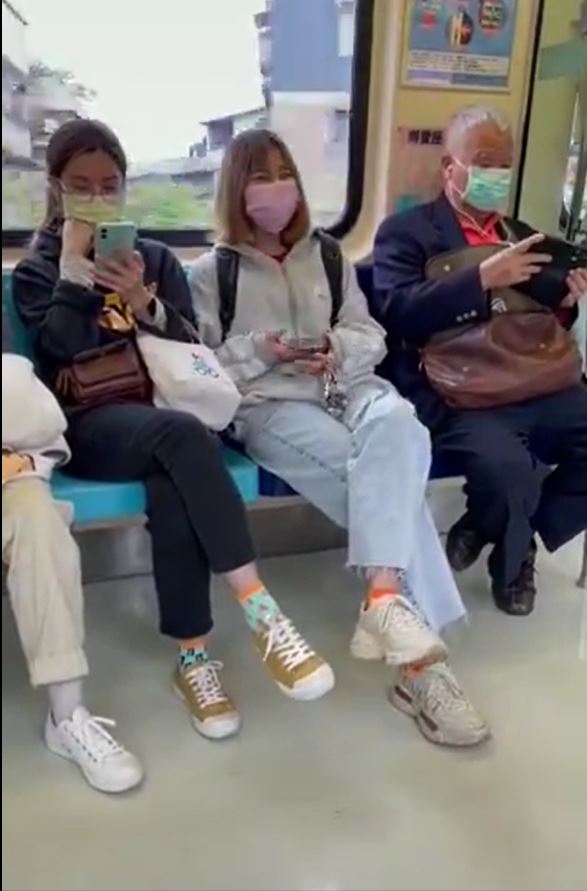 台湾阿伯搭捷运耳机没插「看A片」，旁边正妹尴尬到不行。
