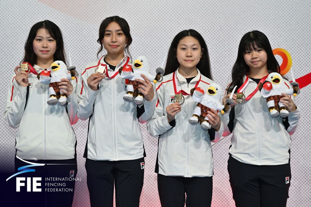 少年組女花團金牌功臣之一的梁殷僑(右二),亦是個人賽銅牌得主。香港劍總圖 少年組女花團金牌功臣之一的梁殷僑(右二),亦是個人賽銅牌得主。香港劍總圖