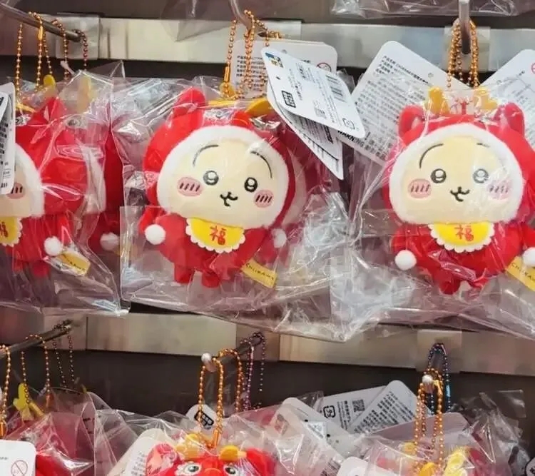 Chiikawa國內線下首店落戶上海南京東路，毛絨掛件、美妝產品、食品……店內商品種類繁多。