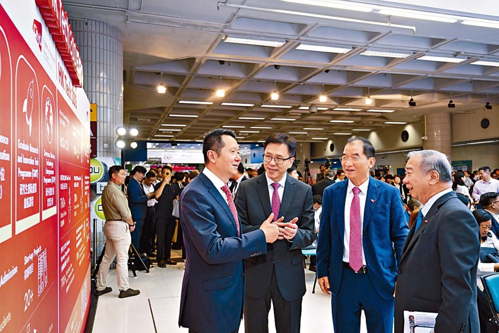 城大校董会主席魏名成（明德）教授（左一）、城大校长梅彦昌教授（右一）及城大高级副校长（创新及企业）杨梦苏教授（右二）在今年五月的「HK Tech 300 Expo」上，一同向创新科技及工业局局长孙东教授（左二）介绍计划成果。
