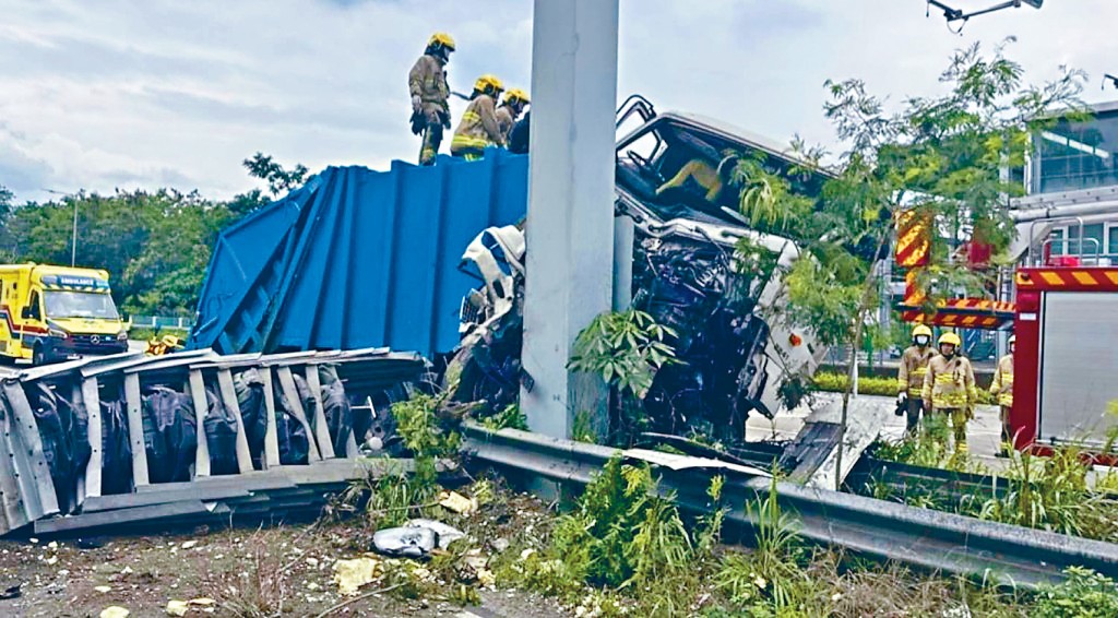 消防員拯救被困駕駛室重傷的垃圾車司機。