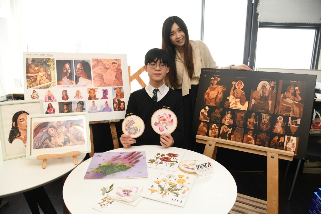 香港美術教育協會上月舉行「第十屆香港視覺藝術教育節」，羅鈞陶的得獎作品於其中一個展區「葛量洪視覺藝術獎2020/2021作品展」展出。右為香港美術教育協會會長黃敏婷。