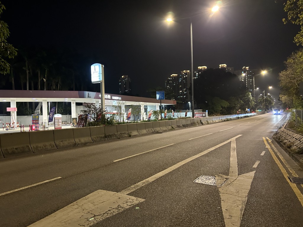 洪水橋有私家車撞及警車後逃離現場。