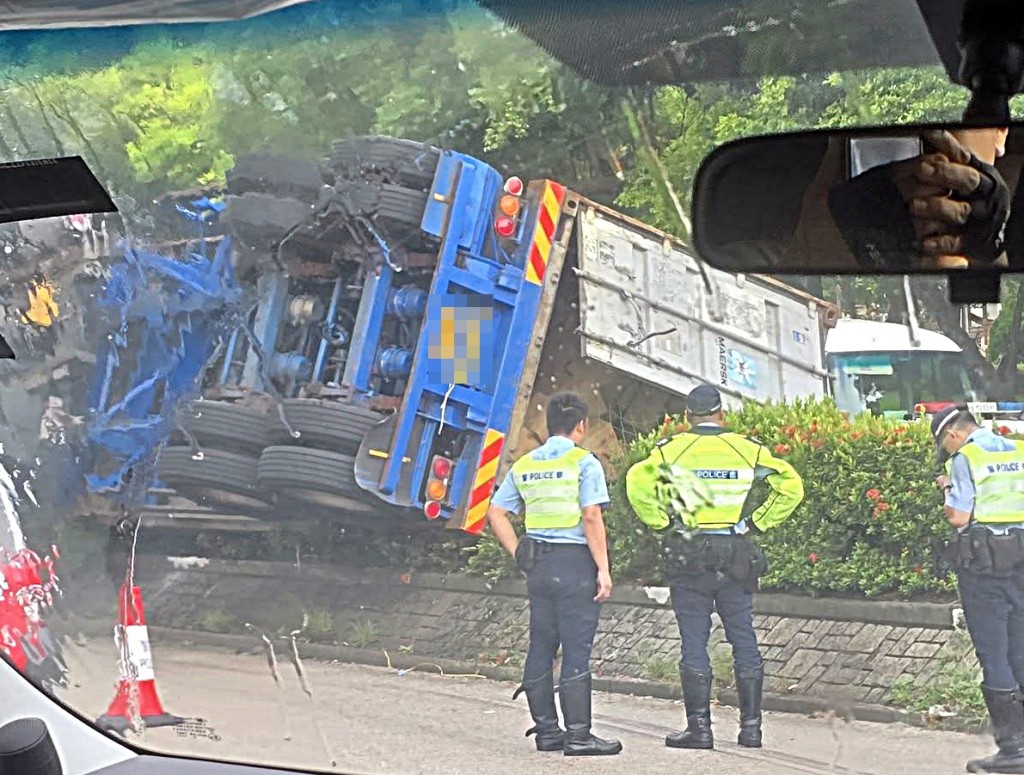 大埔完善路發生貨櫃車翻側意外。fb: 馬路的事 (即時交通資訊台) 大埔完善路發生貨櫃車翻側意外。fb: 馬路的事 (即時交通資訊台)