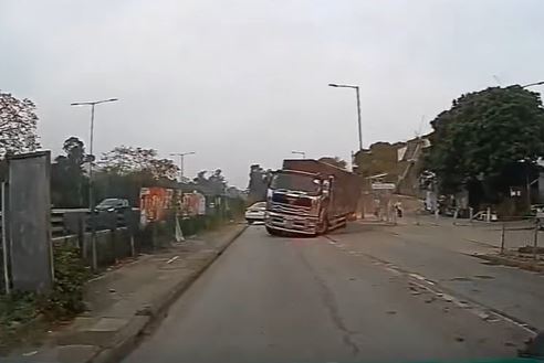 貨車扭右閃避。fb馬路的事 (即時交通資訊台) 