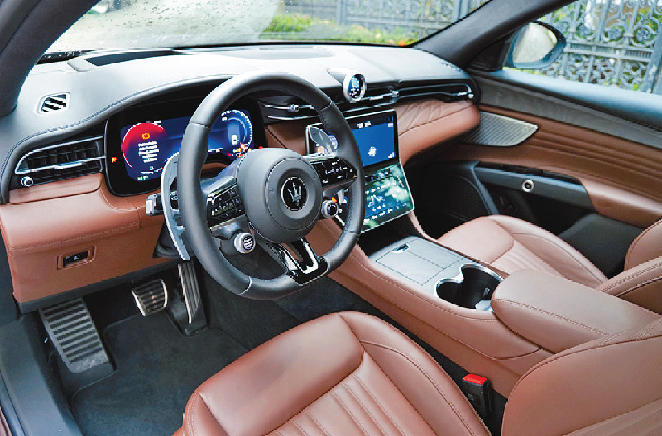 ■軚盤備有撻車掣、駕駛模式旋鈕及轉波撥片。 ■軚盤備有撻車掣、駕駛模式旋鈕及轉波撥片。